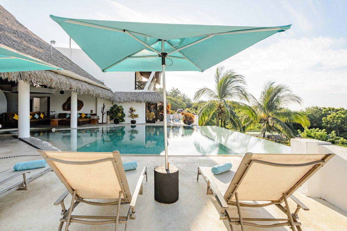The terrace and loungers at Casa Nova, Tierra en Armonía