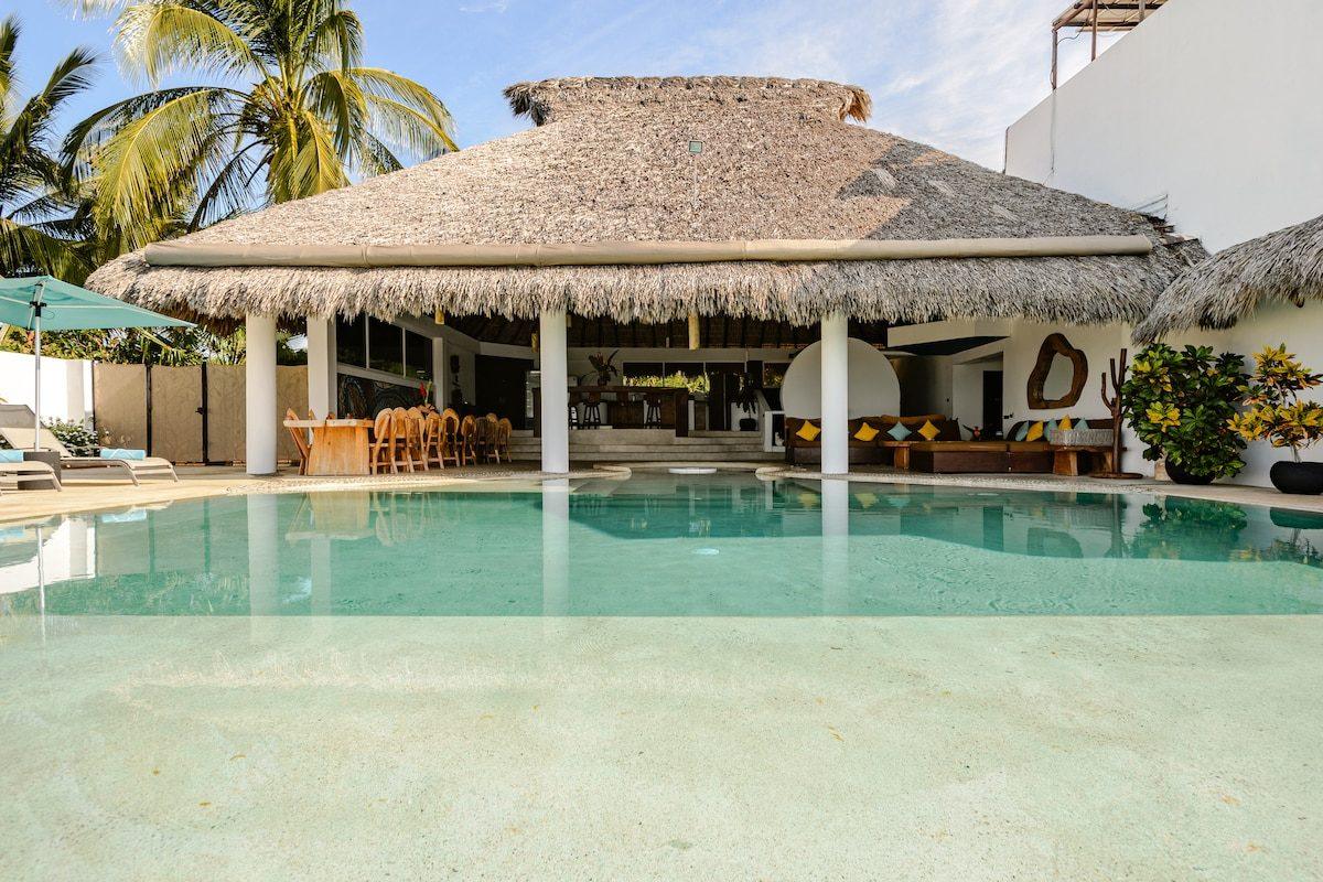 The infinity pool and ocean view at Casa Nova, Tierra en Armonía